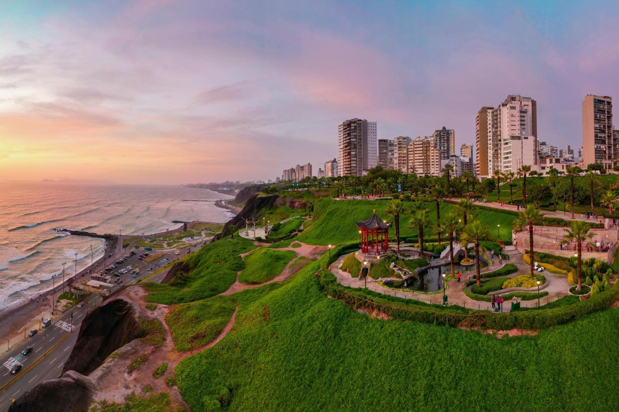 Modern Loft In Front Of The Boardwalk And The Sea Apartment Lima